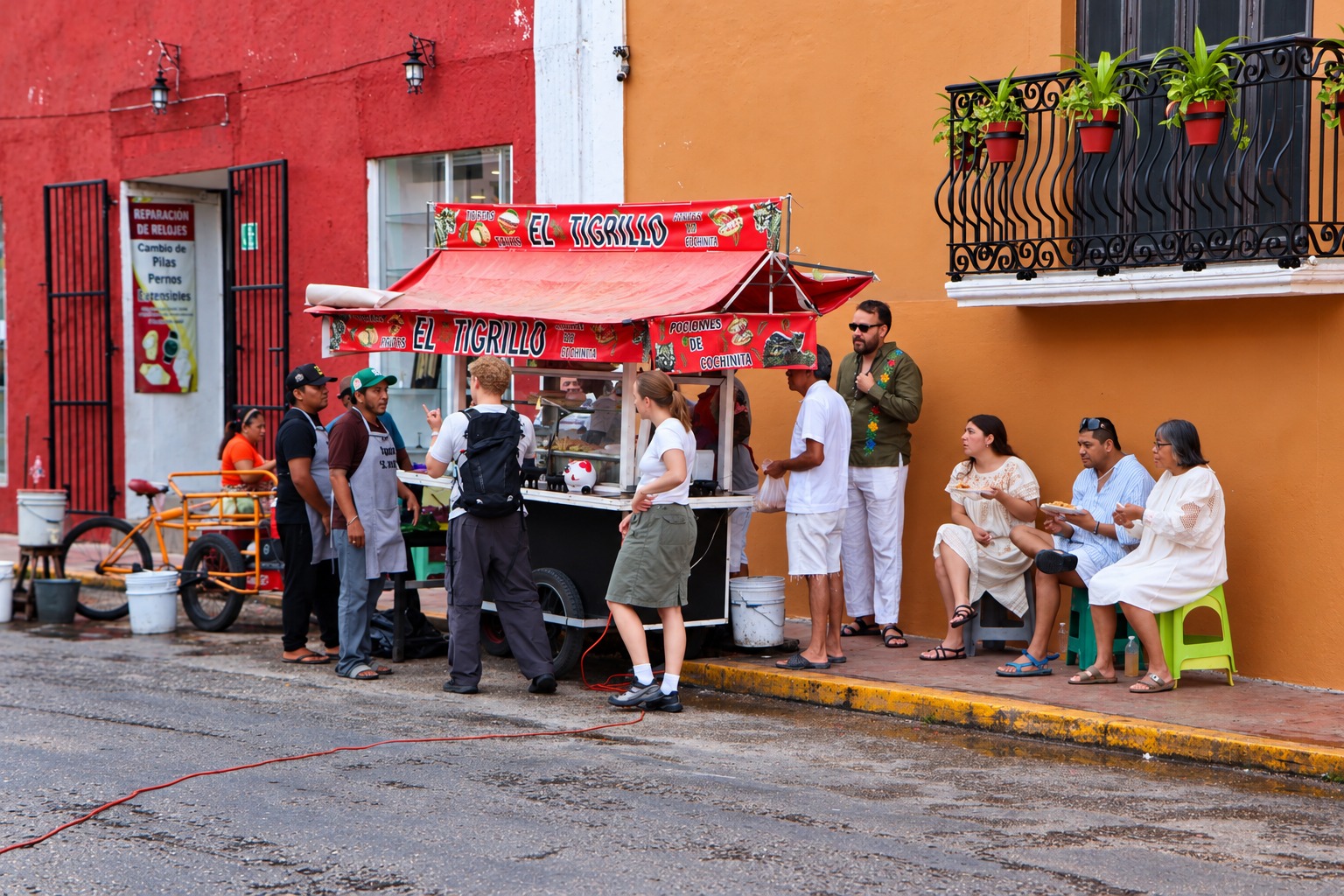Gente comiendo en un carrito de antojitos en una calle de Valladolid