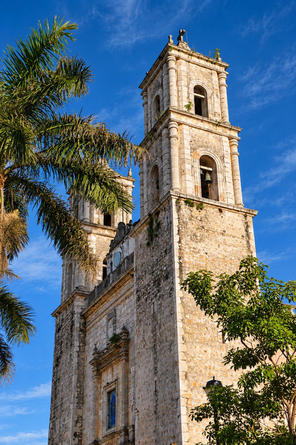 Torres de la iglesia de San Servacio con luz de tarde y palmeras