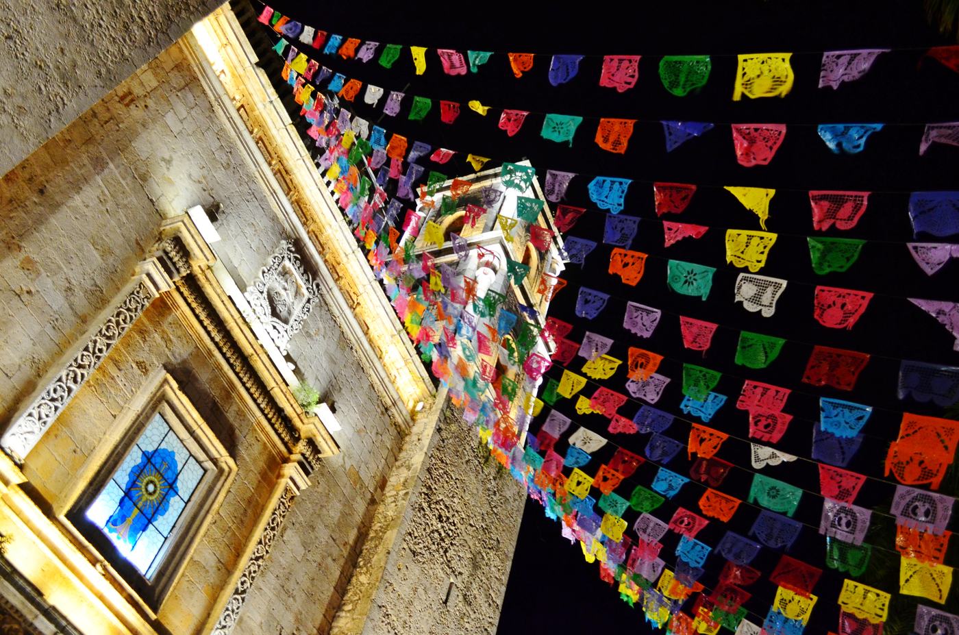 Papel picado de colores de noche frente a la iglesia de San Bernardino de Siena, Valladolid
